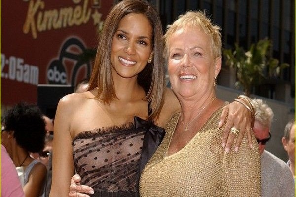 Heidi Berry Mother and her sister Halle Berry