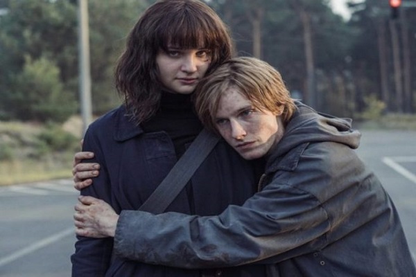 Louis Hofmann and Lisa Vicari Dark