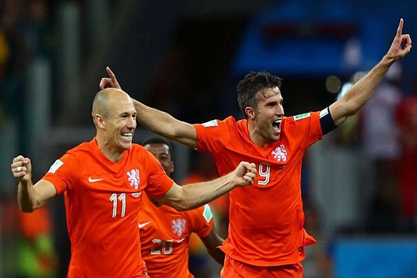 Arjen Robben and Van Persie at the field