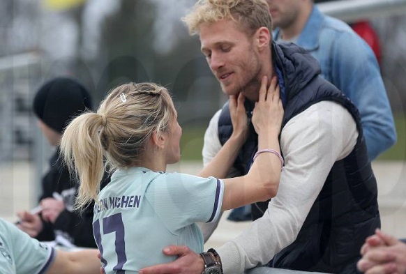 Sebastian Griesbeck supporting her partner in a match